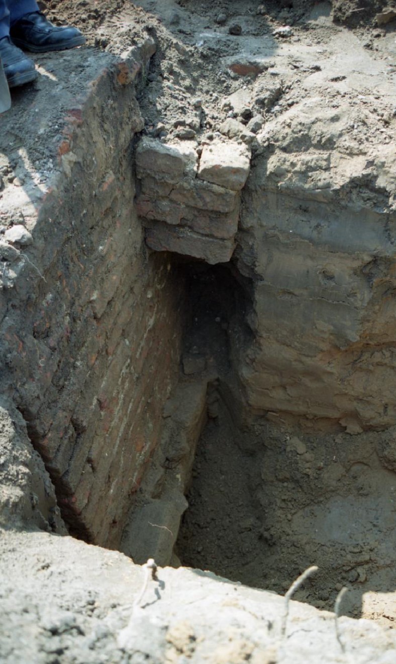 Ill. 5.4.13: Trench excavated at rear of Church House, 1999 (Geoff Wellens)